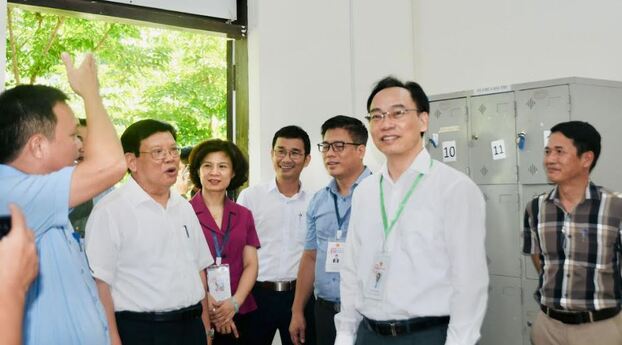 Thứ trưởng Hoàng Minh Sơn kiểm tra công tác chuẩn bị kỳ thi tại Trường THPT Chuyên Nguyễn Bỉnh Khiêm (Quảng Nam).
