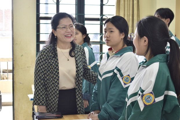 Thứ trưởng Nguyễn Thị Kim Chi động viên các em tại trường THPT số 1, thị xã Sa Pa, tỉnh Lào Cai.