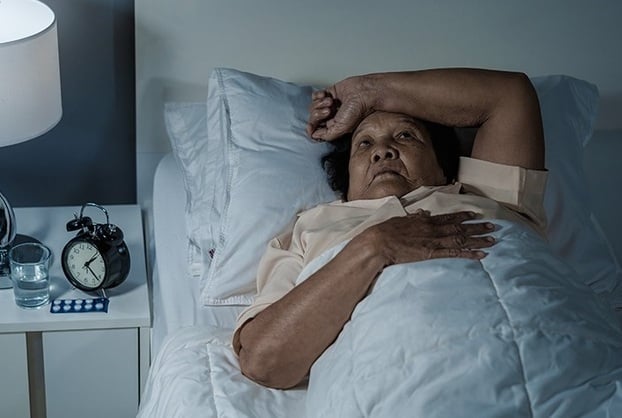 Tác dụng phụ từ một số loại thuốc có thể gây rối loạn mất ngủ ở người cao tuổi. Ảnh minh họa