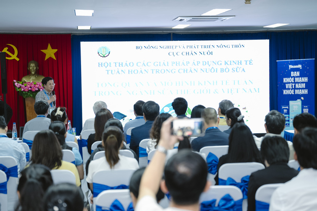 Ông Tống Xuân Chinh chia sẻ tại Hội thảo “Các giải pháp áp dụng kinh tế tuần hoàn trong ngành sữa Việt Nam”.