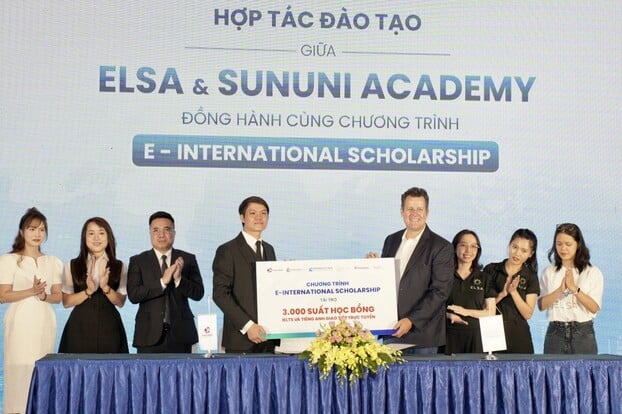 Ông Will Polese, Phó Chủ tịch Kinh doanh toàn Cầu của ELSA Corp và ông Nguyễn Tiến Nam - Chủ tịch Tập đoàn SunUni Global - CEO Công ty Cổ phần Anh Ngữ Quốc tế SunUni Academy công bố trao 3000 suất học bổng tiếng Anh cho các bạn trẻ.