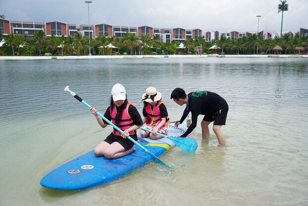 Dưới sự giám sát của chuyên gia, các em nhỏ được trải nghiệm hoạt động chèo SUP/Kayak thú vị