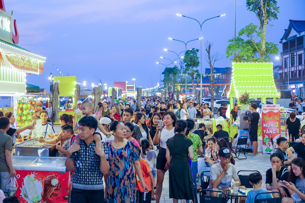 Hơn 200 gian hàng mang tới mang tới đa dạng trải nghiệm ẩm thực, vui chơi giải trí cho du khách