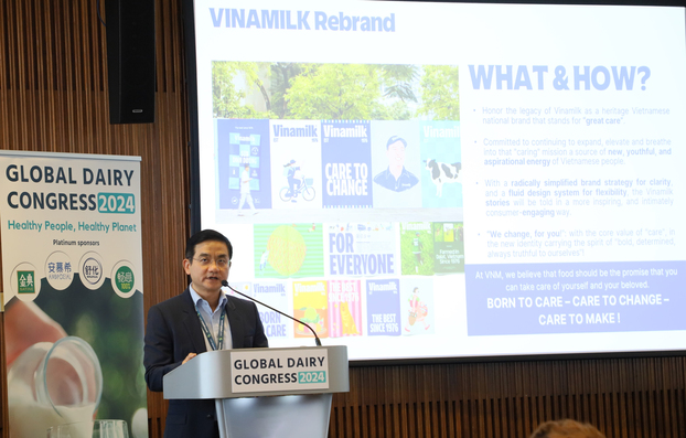 ng Nguyễn Quang Trí, Giám đốc điều hành Marketing Vinamilk, trình bày bài tham luận về chiến lược đổi mới và phát triển bền vững của Vinamilk, với thông điệp “Để tâm thay đổi”