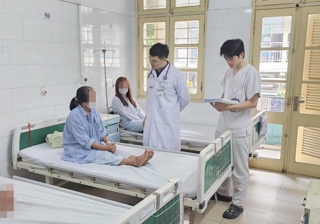 Bác sĩ Lê Văn Long thăm khám cho bệnh nhân ung thư vú đang điều trị tại Trung tâm Y học hạt nhân và Ung bướu, BV Bạch Mai