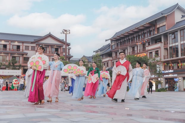 Những lễ hội đậm sắc màu văn hoá được tổ chức thường xuyên giúp K-Town trở thành “đại sứ” giao lưu văn hoá Hàn - Việt