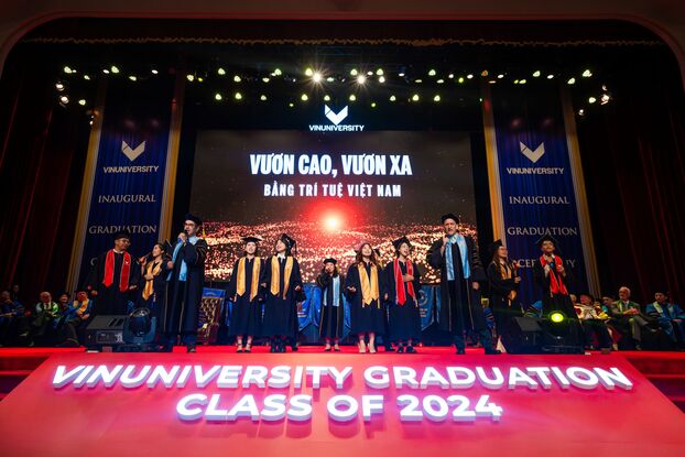 Ngày 29/6, VinUni công nhận tốt nghiệp cho 145 sinh viên niên khoá đầu tiên, trong đó nhiều cử nhân đã nhận học bổng chuyển tiếp cao học ở các trường danh tiếng thế giới và đã được các tập đoàn lớn tuyển dụng.