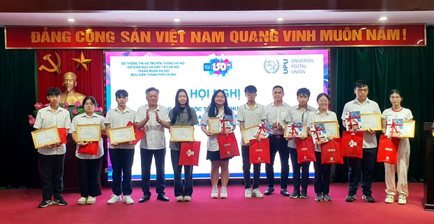 Phó Giám đốc Sở Thông tin và Truyền thông Nguyễn Tiến Sỹ tặng quà cho các em học sinh đạt giải cuộc thi viết thư UPU lần thứ 53 (năm 2024)