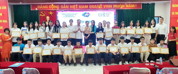 Lãnh đạo Sở TT&TT, Sở Giáo dục và Đào tạo, Thành đoàn Hà Nội và Bưu điện thành phố Hà Nội chụp ảnh cùng các em học sinh Hà Nội đạt giải