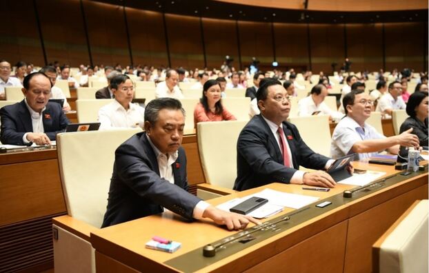 Các đại biểu Quốc hội ấn nút thông qua Luật Thủ đô (sửa đổi).