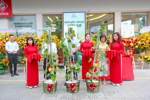 Ban lãnh đạo chuẩn bị tiến hành lễ cắt băng khánh thành “Hoạt động thu dưa mừng buôn may bán đắt”