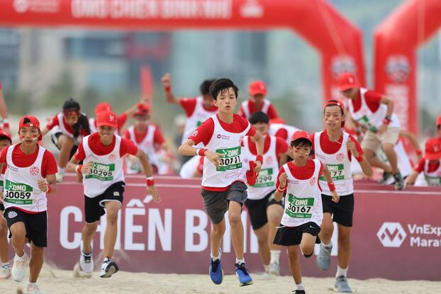 1.000 em nhỏ trong trang phục sắc đỏ trắng phủ đầy một góc công viên Biển Đồng, ven bờ biển Mỹ Khê, Đà Nẵng để tham gia OMO Chiến Binh Nhí.