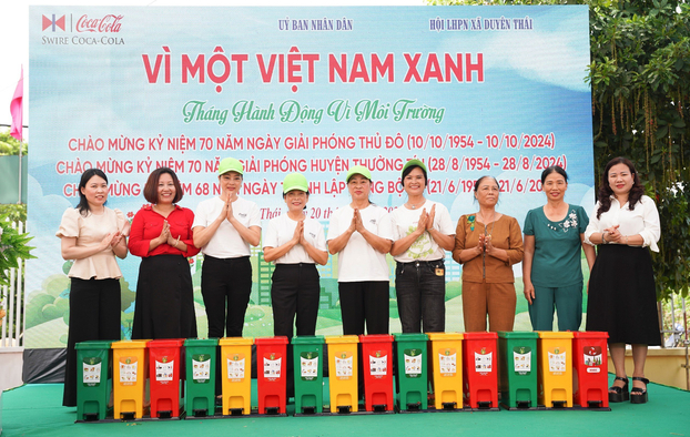 Lãnh đạo Huyện Thường Tín, lãnh đạo Xã Duyên Thái và lãnh đạo Công ty Coca-Cola Việt Nam trao tặng thùng rác phân loại cho người dân