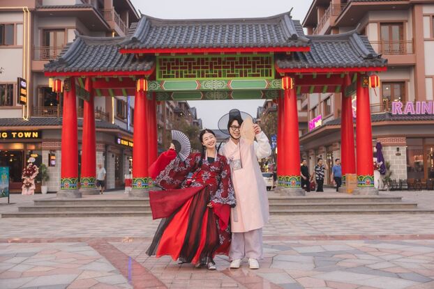 Tại K-Town có nhiều cửa hàng cho thuê trang phục Hanbok đi kèm dịch vụ chụp ảnh lấy ngay cho du khách