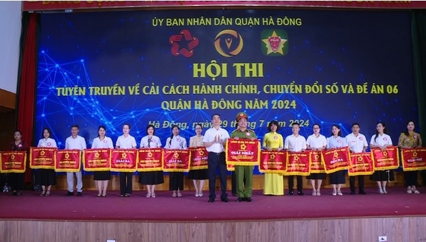 Ban tổ chức trao giải cho các đội thi