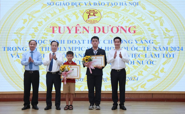 Sở GD&ĐT Hà Nội tuyên dương, khen thưởng em Đặng Tuấn Anh và Huỳnh Triệu Điền có thành tích đặc biệt.