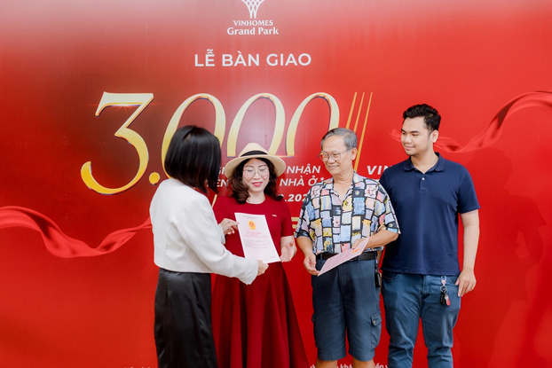 Vinhomes Grand Park vừa bàn giao số lượng lớn giấy chứng nhận quyền sở hữu nhà cho cư dân