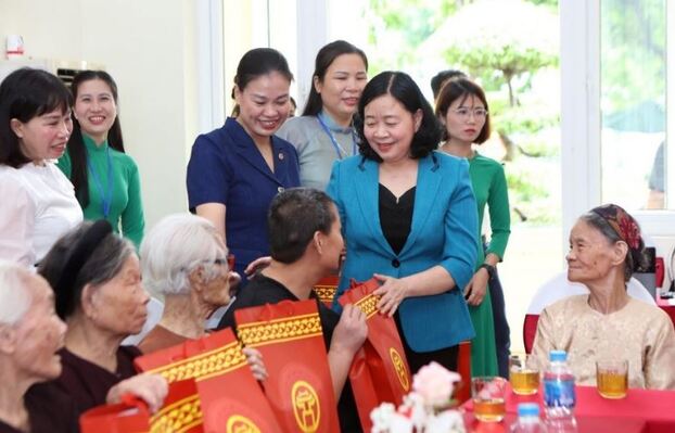 Bí thư Thành ủy Hà Nội Bùi Thị Minh Hoài thăm, tặng quà Bà mẹ Việt Nam anh hùng, thân nhân liệt sĩ nhân dịp 27/7/2024.