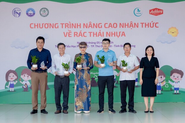 Quý Đại biểu nhận quà lưu niệm của chương trình