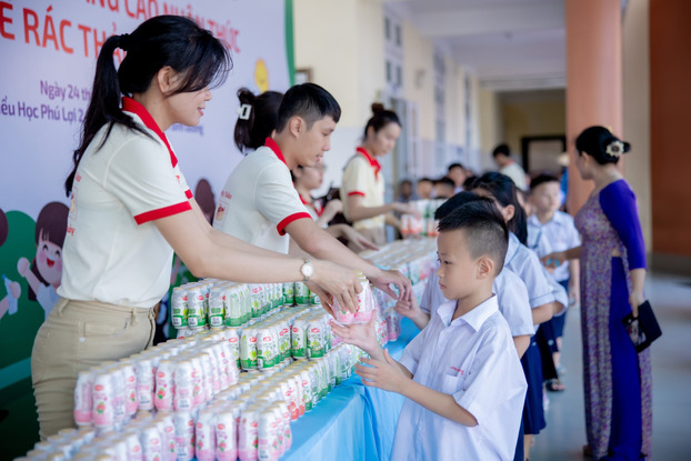 Những lốc sữa chua uống thơm ngon của Ánh Hồng Food là phần quà của chương trình