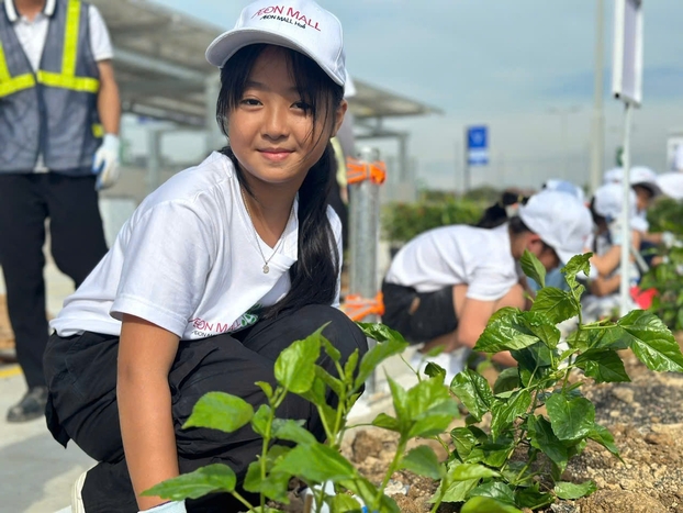 Các em học sinh tiểu học hào hứng tham gia lễ trồng cây