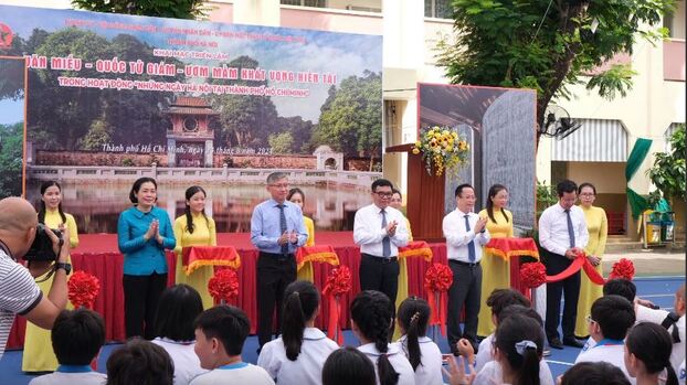 Khai mạc triển lãm 