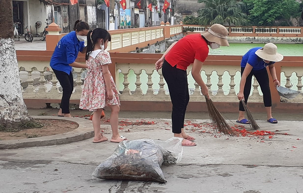 Hoạt động làm sạch đường làng, ngõ xóm của phụ nữ xã Cao Thành, huyện Ứng Hòa