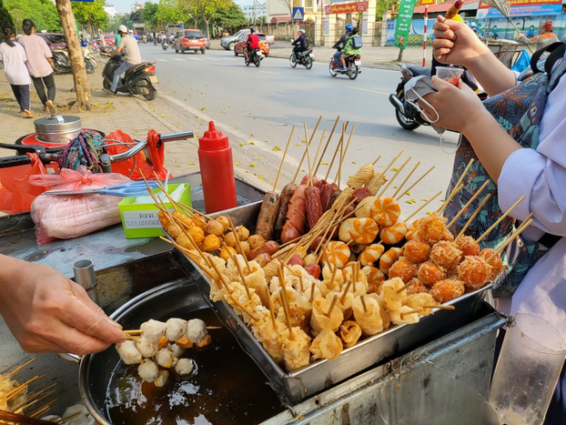 Thường xuyên ăn các thực phẩm chế biến sẵn bán ngoài cổng trường cũng làm trẻ bị thừa cân béo phì. Ảnh minh họa