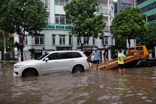 Khi xe ô tô không may bị ngập nước chết máy cần gọi cứu hộ tới đưa xe về gara để kiểm tra và xử lý. Ảnh minh họa