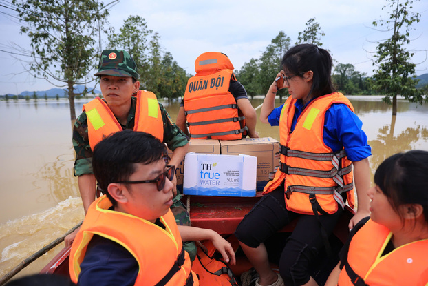 Sáng 13/9, đoàn TH cùng Đoàn Thanh niên VTV, dưới sự hướng dẫn của lực lượng quân đội, công an, có mặt tại xã Hiền Lương, huyện Hạ Hòa, Phú Thọ. Nơi đây lúc cao điểm nước lên cao khoảng 6 mét so với mặt đường, hôm nay đã rút nhưng vẫn còn cao khoảng 4 mét. Cả xóm bị cô lập hoàn toàn đã 3 ngày nay.