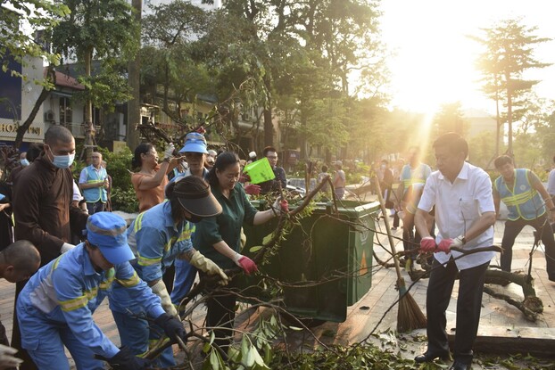 Bí thư Thành ủy Hà Nội Bùi Thị Minh Hoài tham gia dọn vệ sinh cùng nhân dân tại Vườn hoa Vạn Xuân (phường Quán Thánh, quận Ba Đình).