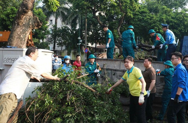 Hà Nội ra quân tổng vệ sinh môi trường khắc phục hậu quả cơn bão số 3.