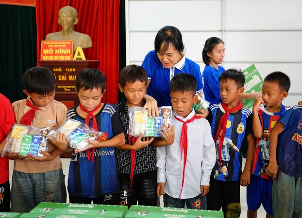 Bà Nguyễn Thị Minh Tâm - Giám đốc Chi nhánh Vinamilk Hà Nội, trao phần quà của Vinamilk cho các bé ở xóm Trung Sơn, xã Quang Sơn, huyện Đồng Hỷ (tỉnh Thái Nguyên)