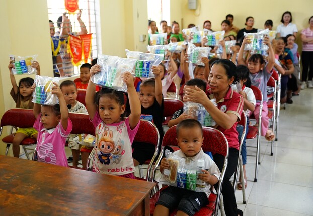 Trẻ nhỏ tại xóm Trung Sơn, xã Quang Sơn, huyện Đồng Hỷ (tỉnh Thái Nguyên) có một trung vui tươi hơn với các phần quà của Vinamilk     