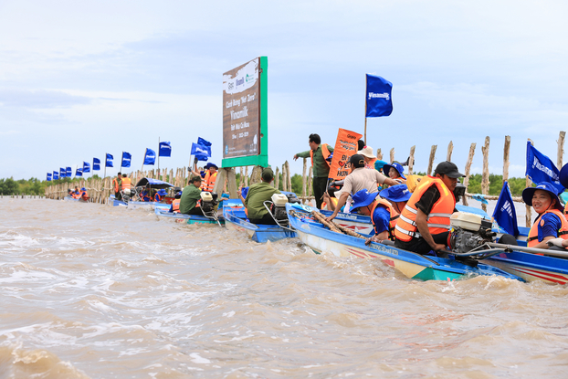 Hoạt động nhân viên tham gia tái sinh rừng được Vinamilk thực hiện thường niên để đóng góp cho dự án Cánh rừng Net Zero.