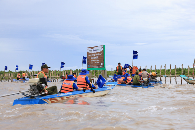 Hoạt động nhân viên tham gia tái sinh rừng được Vinamilk thực hiện thường niên để đóng góp cho dự án Cánh rừng Net Zero.