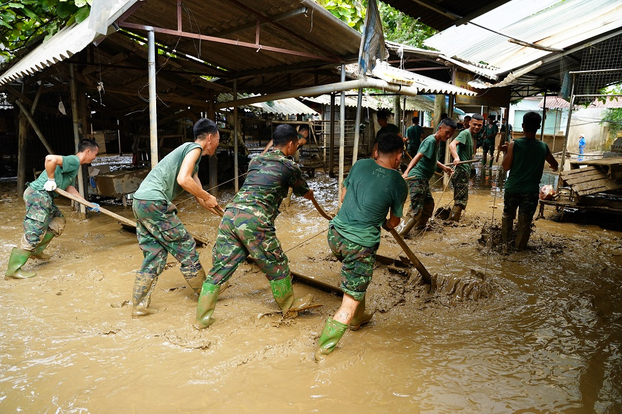 Vinamilk đem sữa, nước uống đến tận tay người dân và lực lượng đang làm nhiệm vụ khắc phục hậu quả bão lũ.