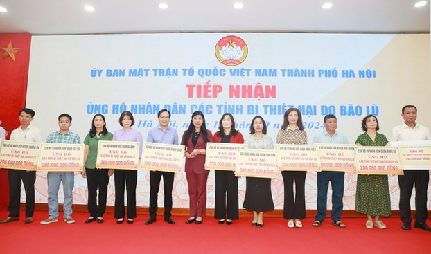 Mặt trận Tổ quốc TP Hà Nội tiếp nhận ủng hộ đồng bào vùng bão lũ.