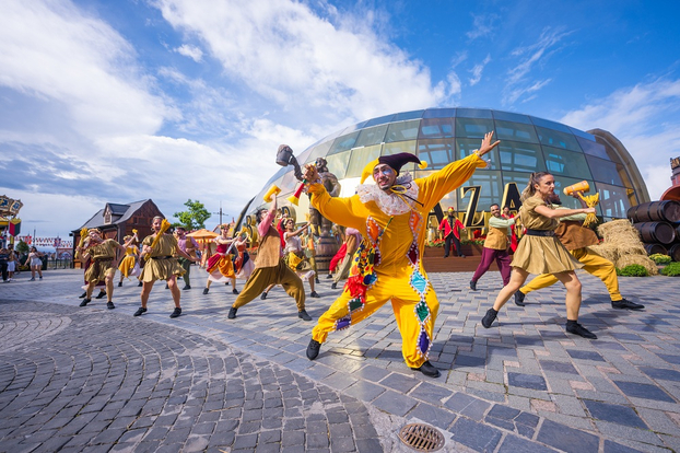 Energetic dances draw visitors into endless fun atop Chúa Mountain