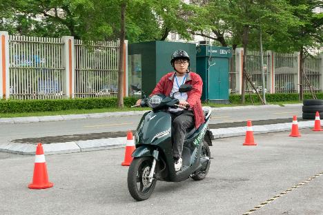 Bạn Nguyễn Cao Quý (Thái Bình) nhận định xe máy điện VinFast sẽ tiết kiệm chi phí và sử dụng thuận tiện hơn xe máy xăng.