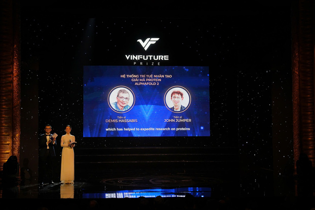 TS. Demis Hassabis (Anh) và TS. John Jumper (Hoa Kỳ) chủ nhân giải thưởng Nobel Hóa học năm 2024 từng được vinh danh với Giải Đặc biệt VinFuture 2022.