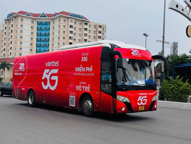 Tại Nghệ An xuất hiện chiếc xe buýt nổi bật với hình ảnh của mạng 5G Viettel