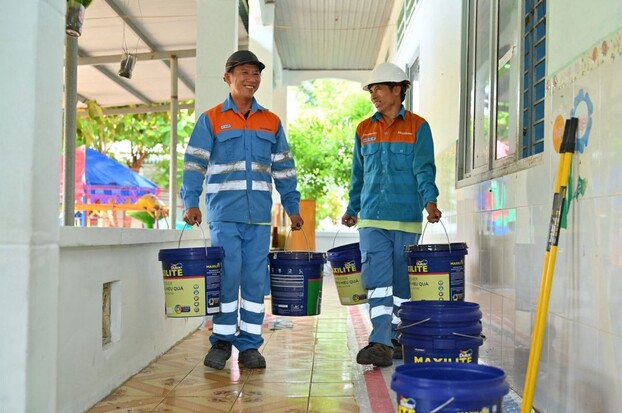 Video “Chuyện Đời Thợ Sơn” tôn vinh những khoảnh khắc làm nghề chăm chỉ và tâm huyết của những anh em nghề sơn.