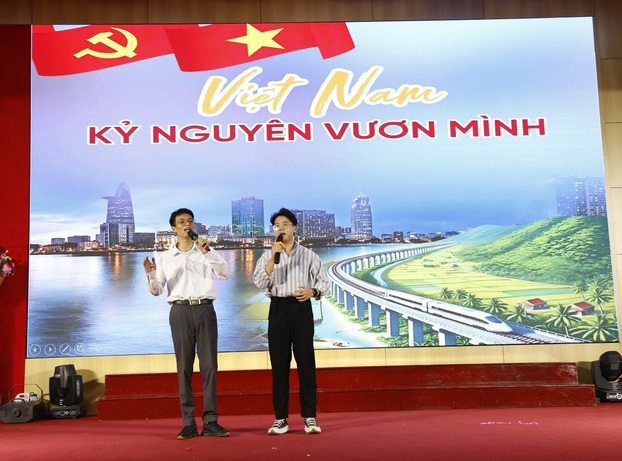 Sinh viên Nguyễn Việt Minh Giang (bên phải) đang cùng đồng đội thuyết trình bài thi hùng biện Triết học