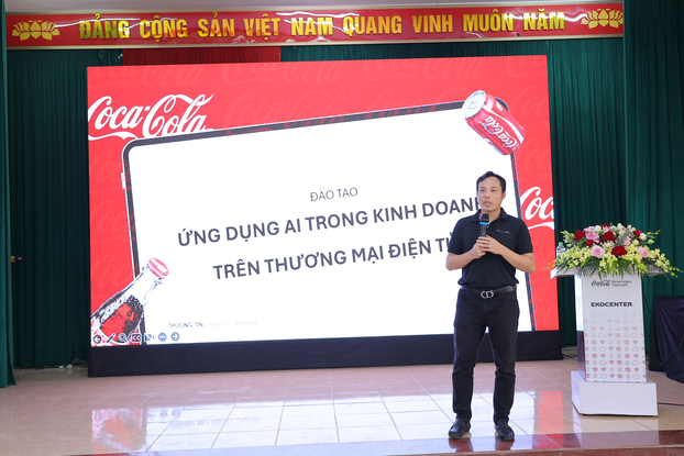 Ông Bùi Quang Cường - CEO iViet Solution, Thành viên BCH Hiệp hội TMĐT Việt Nam chia sẻ các kiến thức TMĐT với chị em phụ nữ Duyên Thái