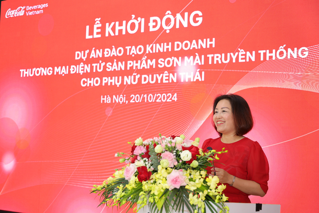 Bà Nguyễn Lan Hương - Giám đốc Toàn quốc Tương tác Chiến lược - Đối ngoại, Truyền thông, Phát triển bền vững – Công ty Coca-Cola Việt Nam tuyên bố khởi động Dự án đào tạo kinh doang TMĐT cho phụ nữ Duyên Thái