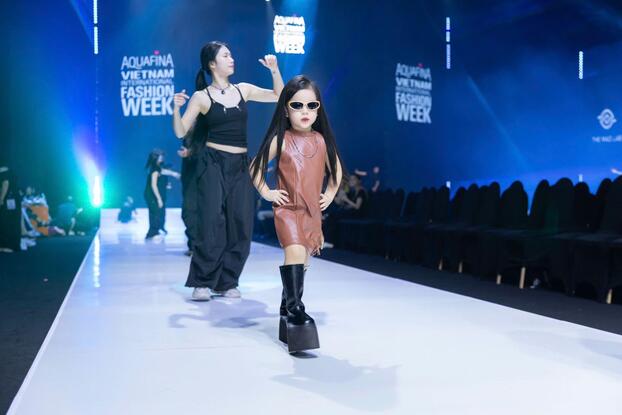 Bé Jennie Bảo Châu từng có kinh nghiệm trên sàn catwalk trong và ngoài nước nên không hề e ngại trên sân khấu cũng như trước ống kính