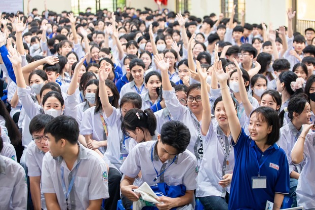 Các học sinh Trường THPT Tam Nông (tỉnh Phú Thọ) hào hứng tham gia đặt câu hỏi về cuộc thi “Tiếng nói Xanh”.