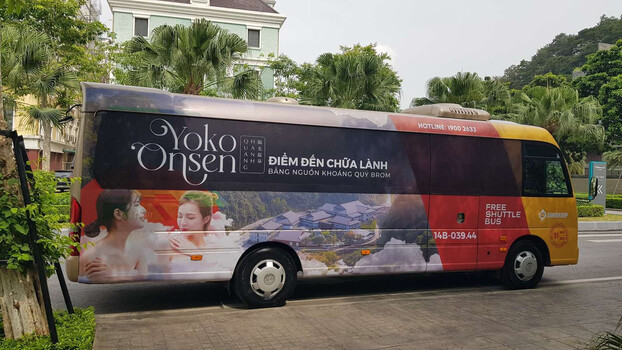 Xe bus hai chiều miễn phí đưa khách di chuyển giữa Hạ Long và Yoko Onsen Quang Hanh