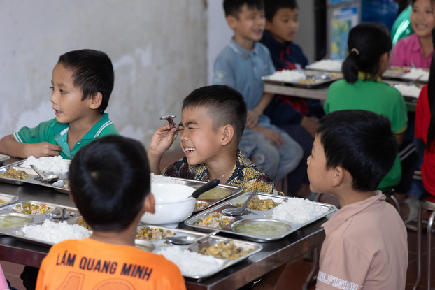 Những bữa cơm có thịt tại trường không chỉ mang lại niềm vui tiếng cười, mà còn là nguồn động lực để các bé siêng năng đến trường hơn     